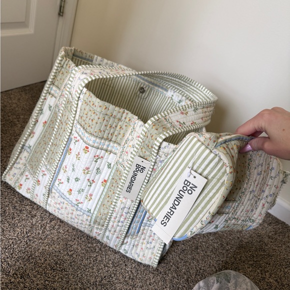 No Boundaries Quilted Tote & Pouch - Picture 7 of 8